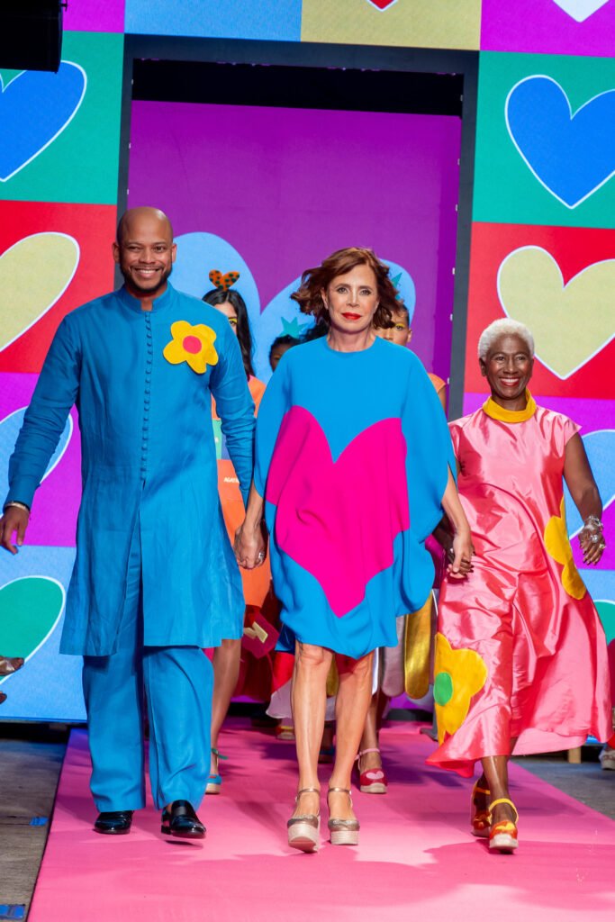Agatha Ruiz de la Prada al final del desfile junto a Yako New York, firma fundada por los dominicanos Yohanna Gursey y Jack Ramos