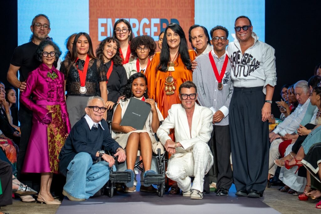Ganadora de EMERGERD 2026 Heidy Feliz junto a Sócrates McKinney, jurados, mentores y otros finalistas